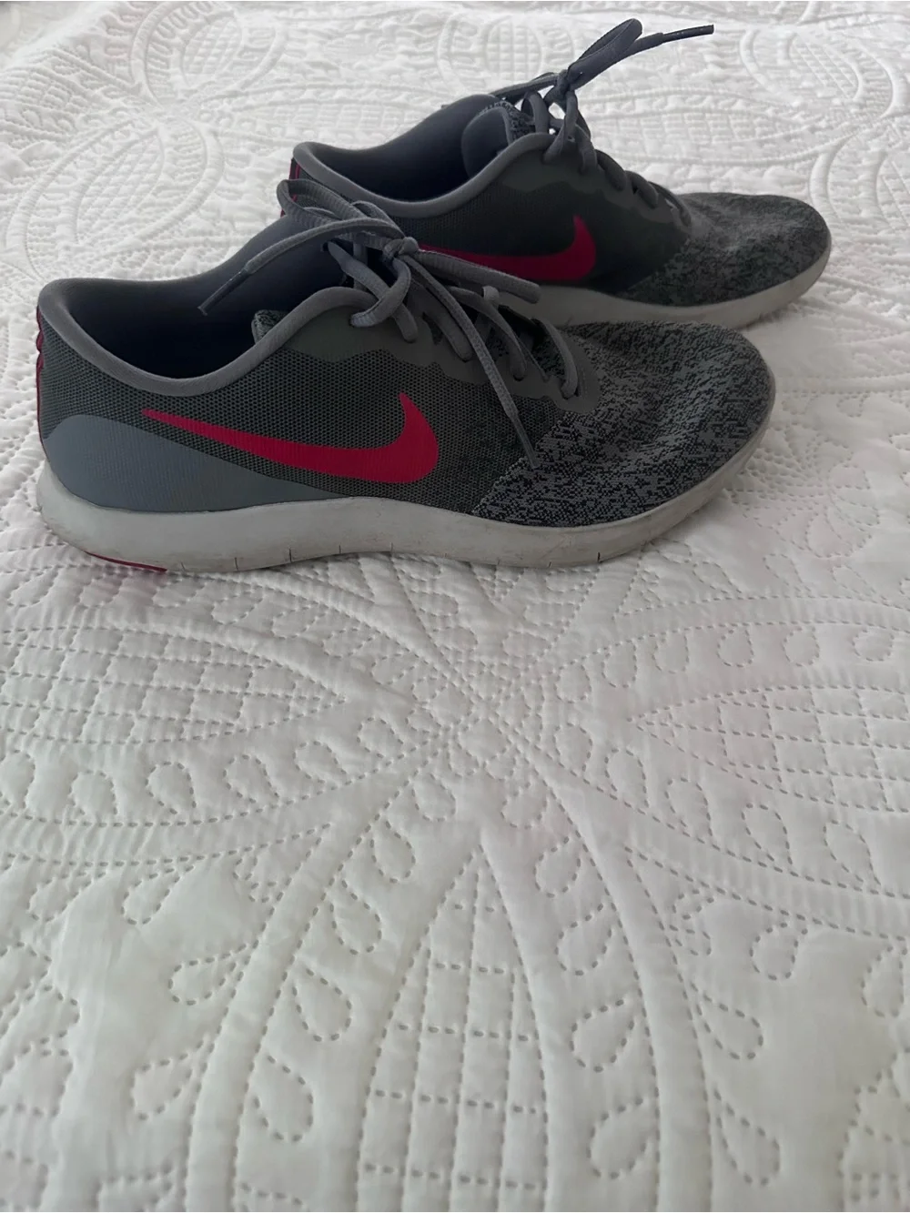 Nike men’s Gray and Pink Training Sneakers